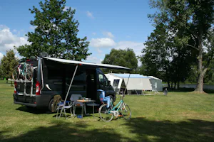 Camping Vidlák - Wohnwagen- und Zeltstellplatz mit Campingbulli im Vordergrund