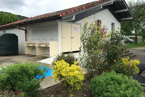 Camping Vieille Église - Öffentliches Sanitärgebäude mit Waschbecken auf dem Campingplatz