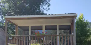 Camping Vieille Église - Blick auf Eingang ins Mobilheim mit Esstisch auf Terrasse auf dem Campingplatz