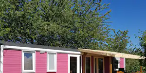 Camping Vieille Église - Mobilheim mit Veranda im Grünen auf dem Campingplatz