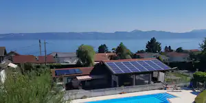 Camping Vieille Église - Poolbereich mit Liegestühlen auf dem Campingplatz mit Blick auf Meer und Berge