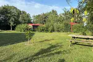 Camping VierVaart - Picknickbank auf der Standplatzwiese