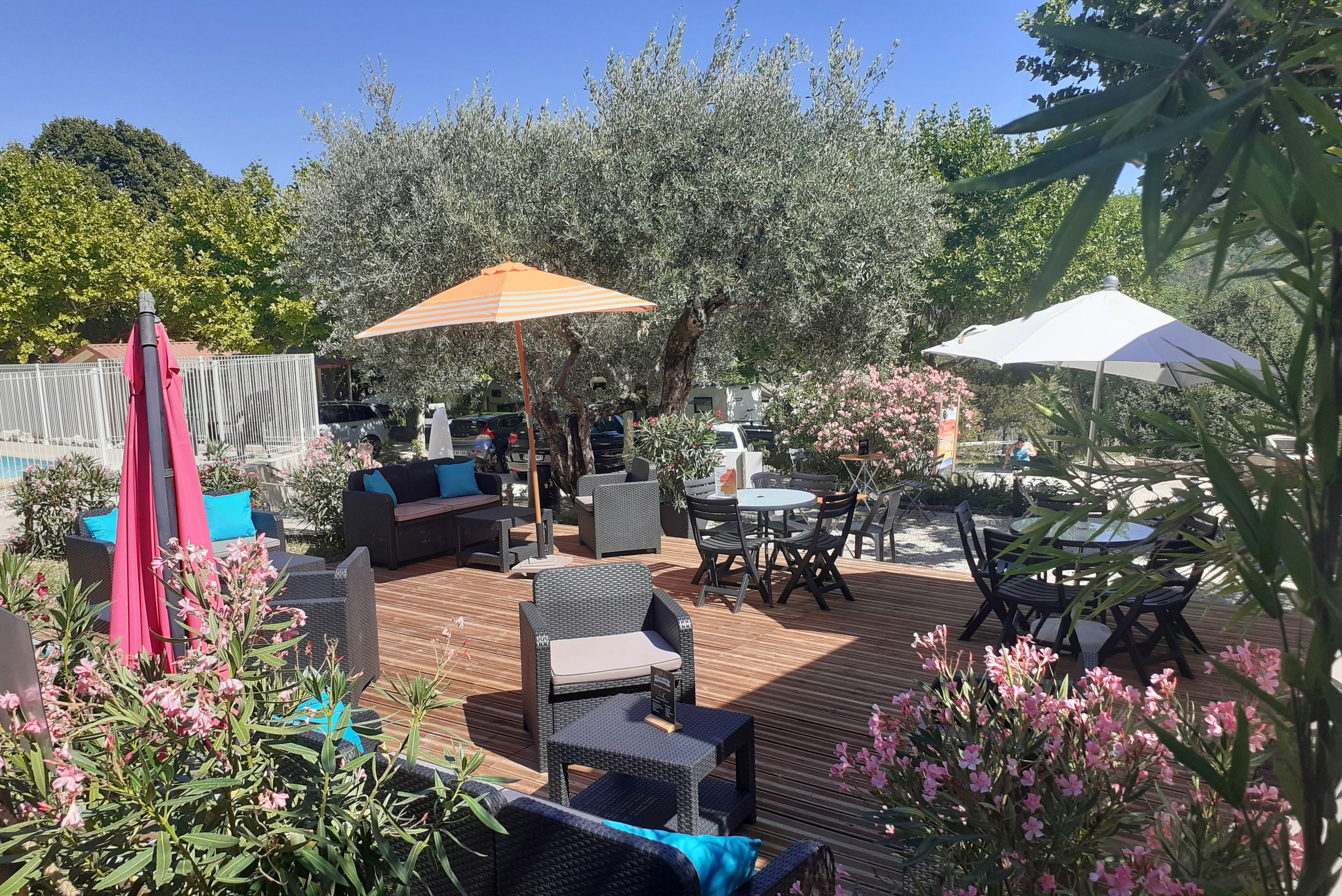 Camping Vieux Vallon  - Restaurant mit Terrasse auf dem Campingplatz
