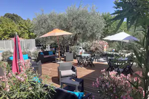 Camping Vieux Vallon - Restaurant mit Terrasse auf dem Campingplatz