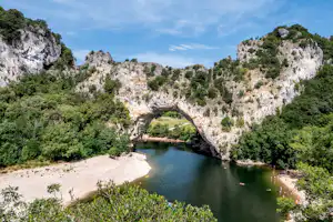 Camping Vieux Vallon - Malerische Natur mit Bergen und Flüssen in der Umgebung des Campingplatzes