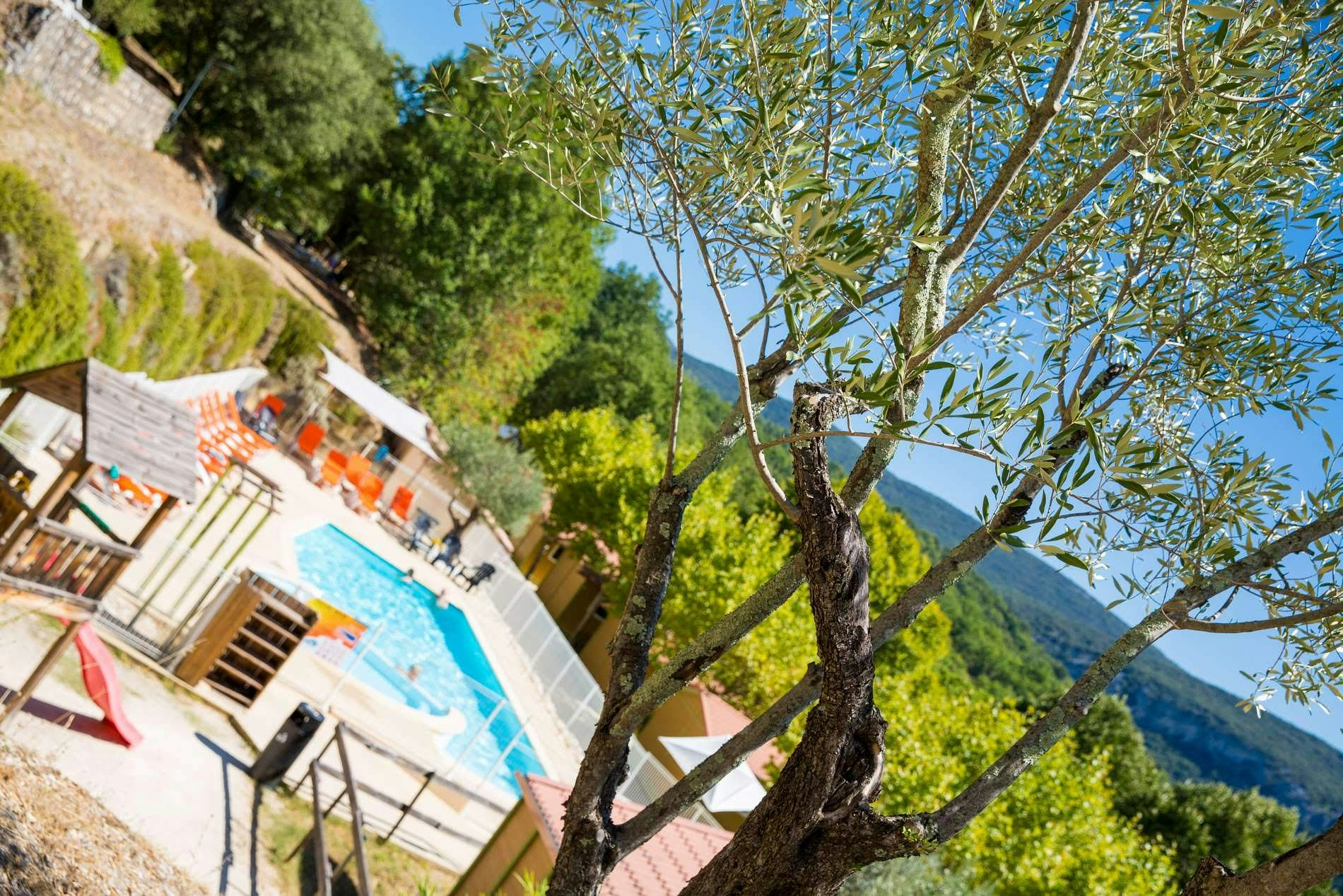 Camping Vieux Vallon -Blick auf das Schwimmbad und den Spielplatz des Campingplatzes