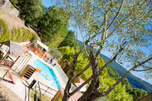 Camping Vieux Vallon -Blick auf das Schwimmbad und den Spielplatz des Campingplatzes