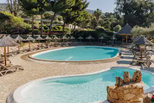 Camping Vigna Maggiore - Pool im Freien mit Liegestühlen und Sonnenschirmen
