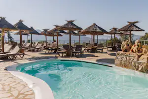 Camping Vigna Maggiore - Pool im Freien mit Liegestühlen und Sonnenschirmen