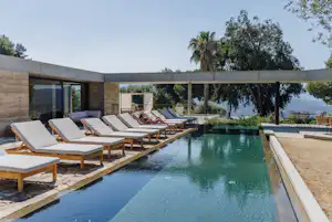 Camping Vigna Maggiore - Pool mit Liegestühlen auf dem Campingplatz