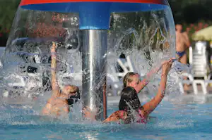 Camping Vigna sul Mar - Kinder im Pool auf dem Campingplatz