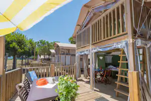 Camping Vigna sul Mar- Hütte mit Veranda auf dem Campingplatz