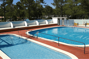Camping Vila Caia - Poolbereich mit Sitzgelegenheiten