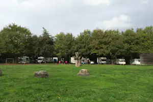 Camping Vila de Sarria - Blick auf die Stellplätze im Grünen