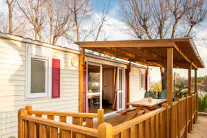 Camping Vilanova Park - Mobilheim mit Veranda auf dem Campingplatz