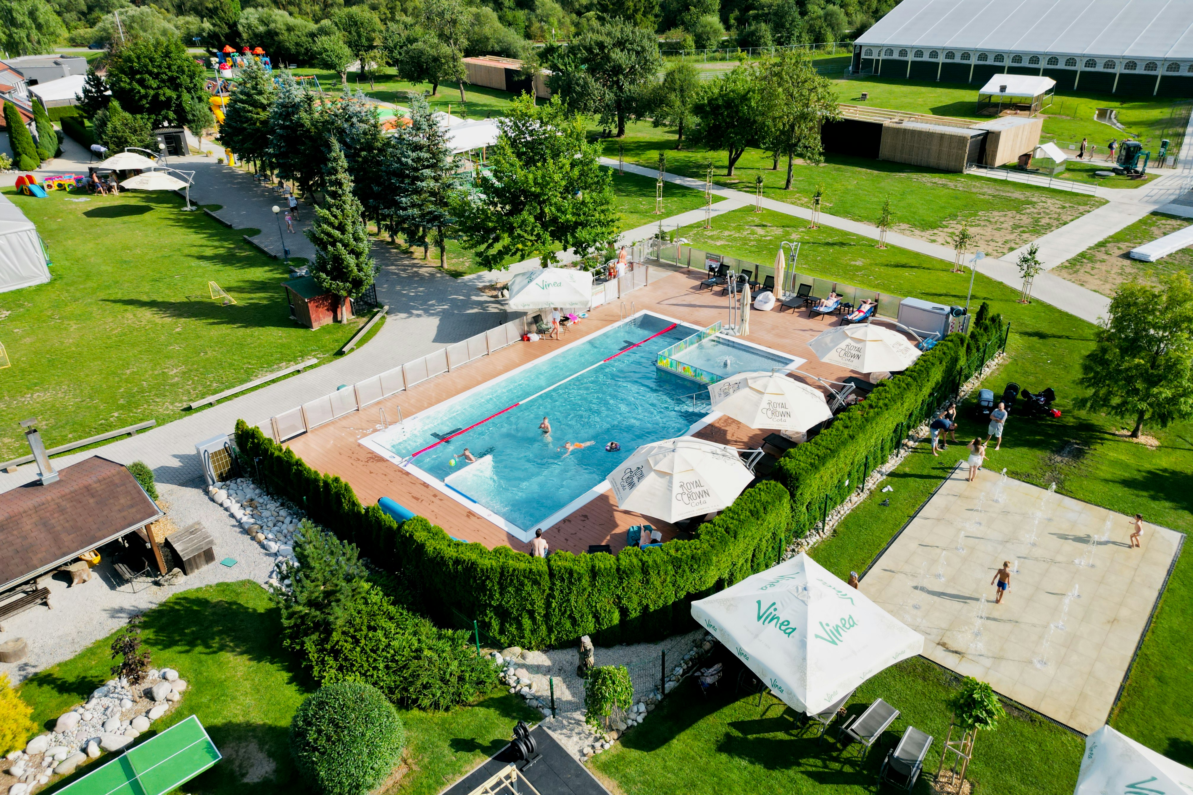 Camping Villa Betula  Camping Villa Betula Resort  - Pool im Freien mit Liegestühlen und Sonnenschirmen