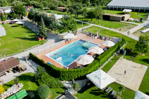 Camping Villa Betula Camping Villa Betula Resort - Pool im Freien mit Liegestühlen und Sonnenschirmen