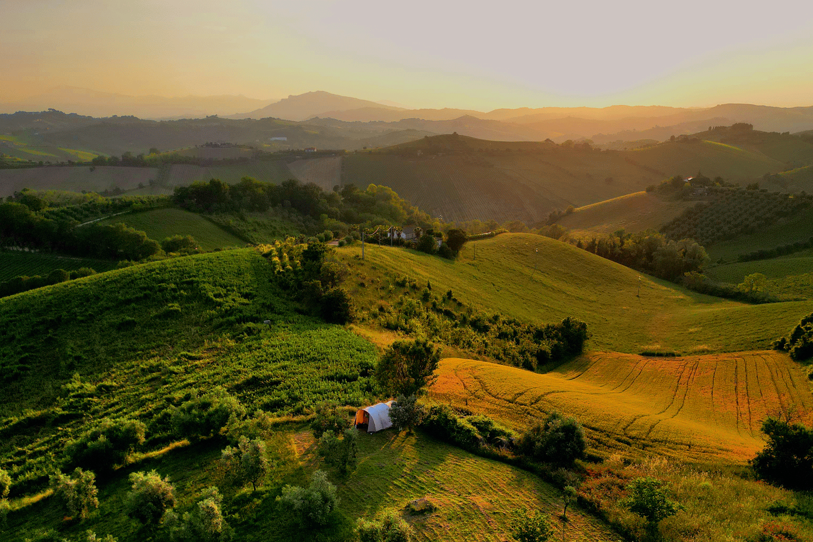 Camping Villa Bussola  - Campingplatz umgeben von Hügeln aus der Vogelperspektive