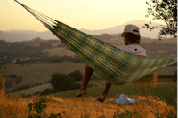 Camping Villa Bussola - Camper entspannt sich in einer Hängematte