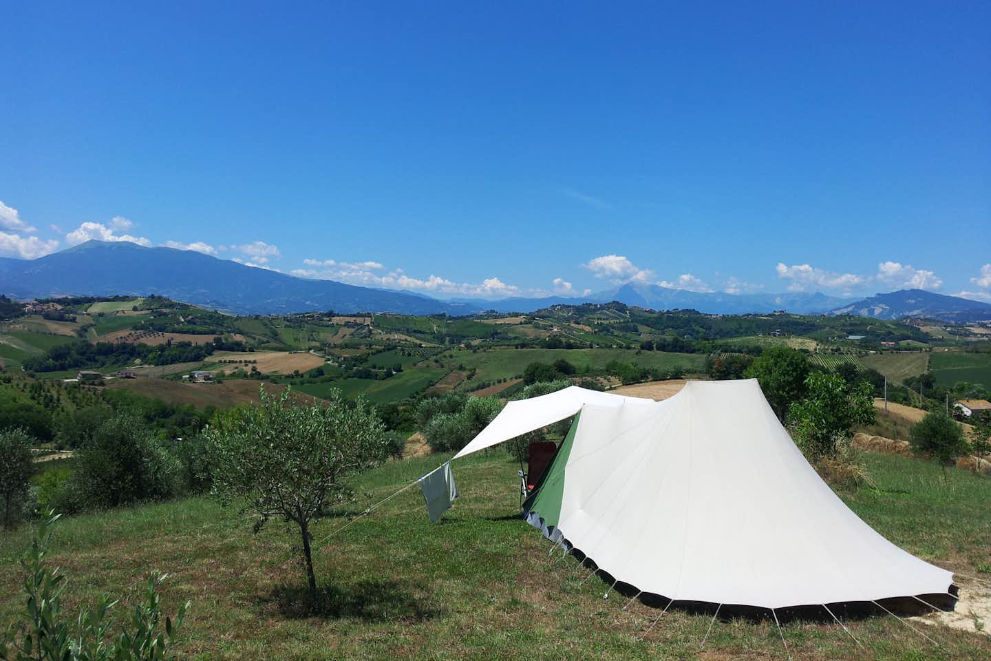 Camping Villa Bussola - Zeltplätze mit Aussicht ins Tal