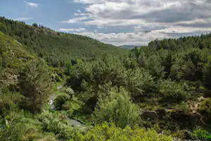 Camping Villa de Viver - Campingplatz an einem Fluss in den Bergen Spaniens