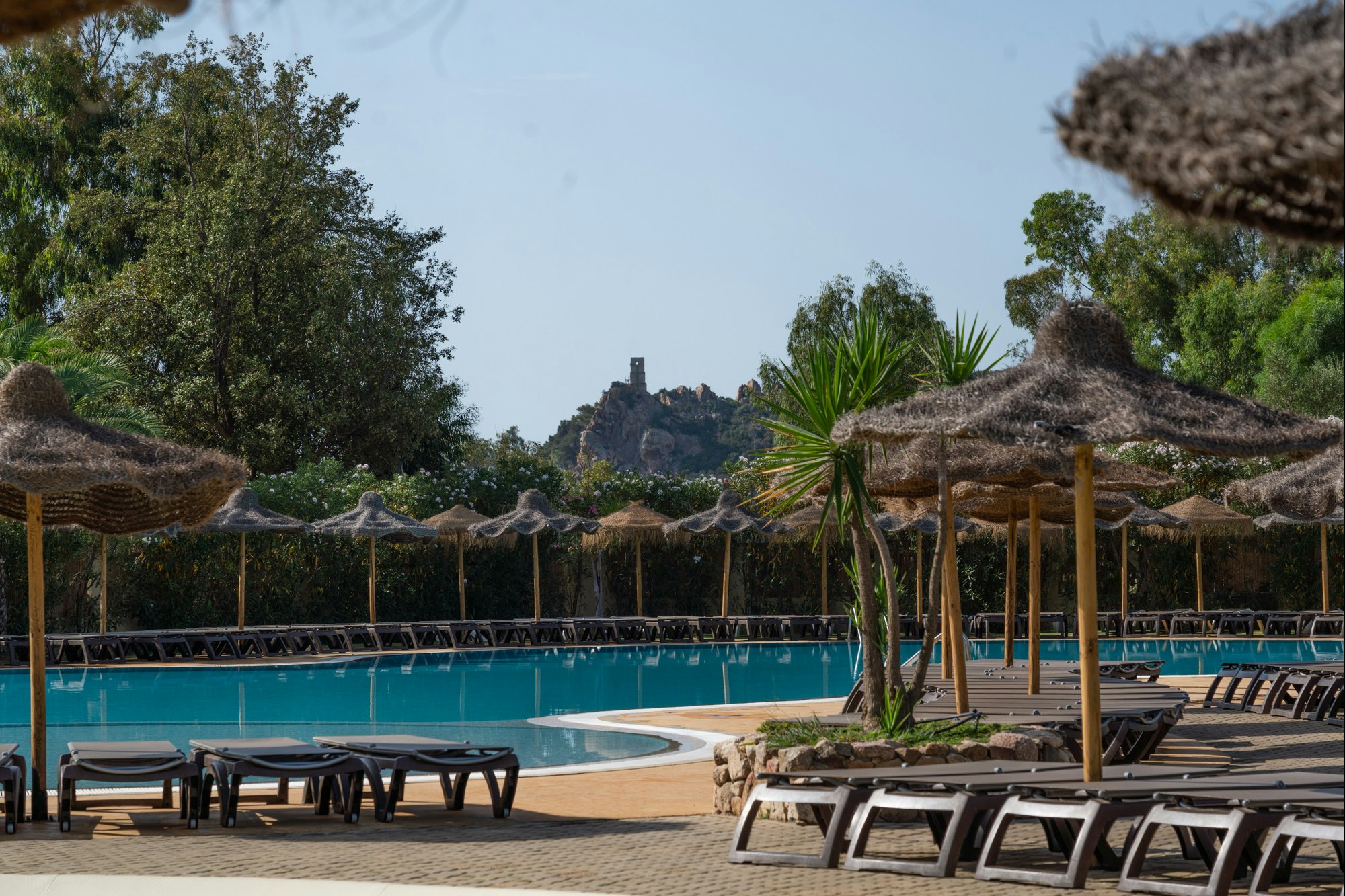 Camping Village 4 Mori - Pool auf dem Campingplatz mit Liegestühlen und Sonnenschirmen