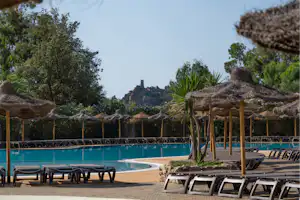Camping Village 4 Mori - Pool auf dem Campingplatz mit Liegestühlen und Sonnenschirmen