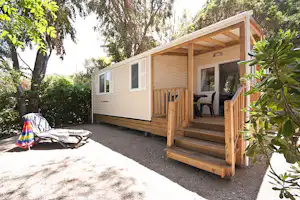 Acquaviva Village Camping Camping Village Acquaviva - Mobilheim mit Veranda auf dem Campingplatz