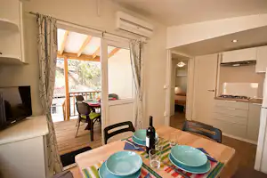 Acquaviva Village Camping Camping Village Acquaviva - Innenansicht eines Mobilheims mit Küche und Esstisch