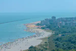 Adriano Family Collection - Luftaufnahme des Campingplatzes am Strand