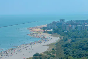 Adriano Family Collection - Luftaufnahme des Campingplatzes am Strand