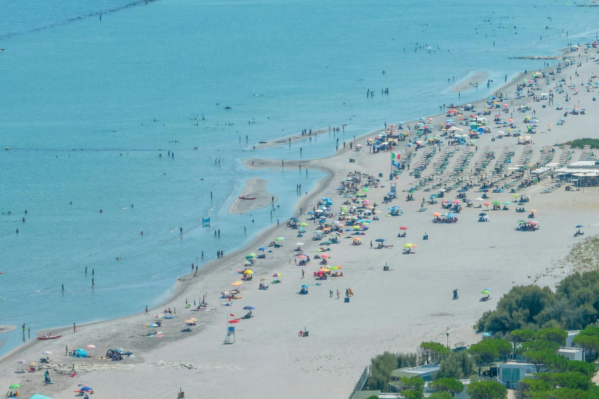 Adriano Family Collection  - Luftaufnahme des Strandes am Campingplatz