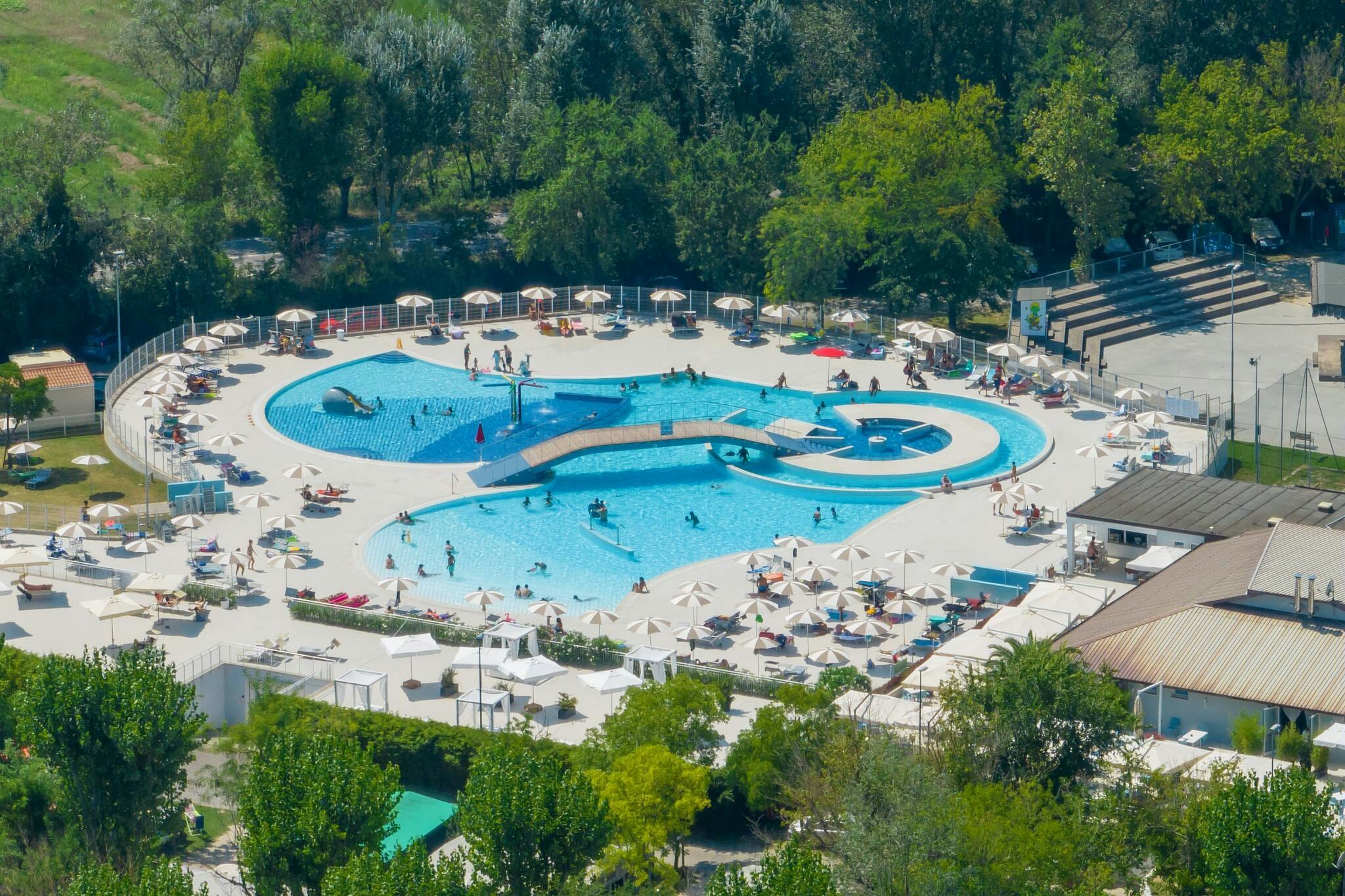Adriano Family Collection - Blick auf das Freibad auf dem Campingplatz