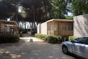 Camping Village Adriano - Mobilheime vom Campingplatz zwischen Bäumen