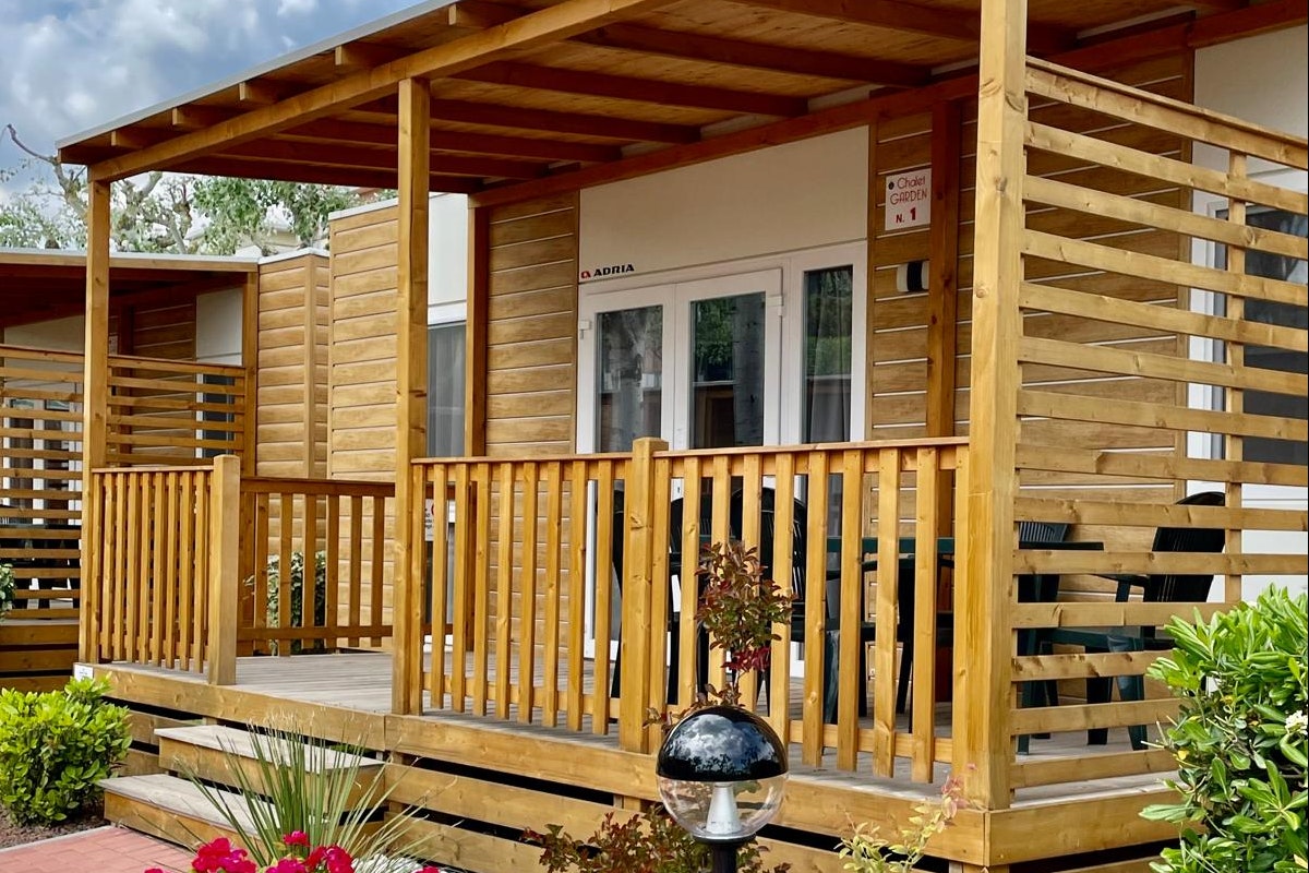 Camping Village Adriatico  - Mobilheim mit Terrasse auf dem Campingplatz