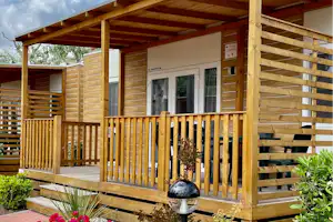 Camping Village Adriatico - Mobilheim mit Terrasse auf dem Campingplatz