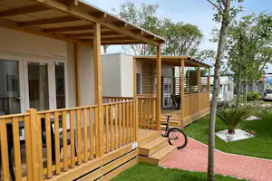 Camping Village Adriatico - Mobilheime mit Terrasse auf dem Campingplatz