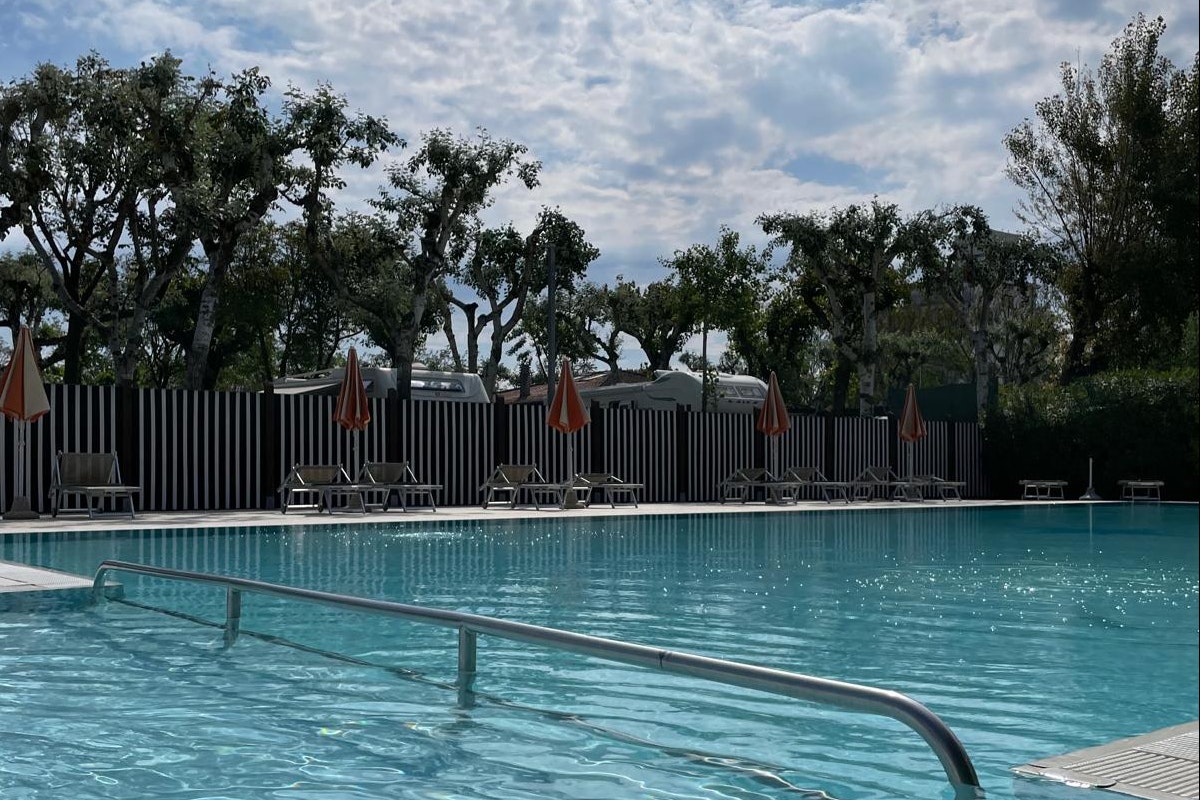 Camping Village Adriatico - Blick auf den Pool des Campingplatzes