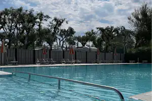 Camping Village Adriatico - Blick auf den Pool des Campingplatzes