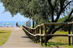 Camping Village Al Boschetto - Zugang zum Strand auf dem Campingplatz