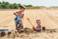 Camping Village Al Boschetto - Kinder spielen im Sand auf dem Campingplatz