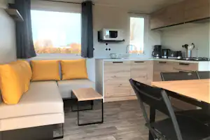 Camping Ariane Camping Village Ariane - Innenansicht eines Mobilheims mit Küche