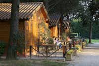 Green Village Assisi Camping  -  Mobilheime vom Campingplatz mit Veranda zwischen Bäumen