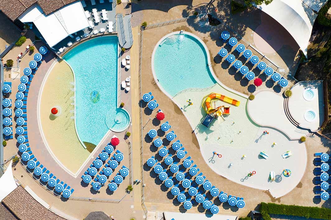 Camping Village Baia Azzurra - Blick auf das Freibad des Campingplatzes aus der Vogelperspektive