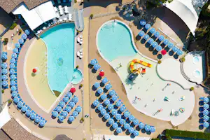 Camping Village Baia Azzurra - Blick auf das Freibad des Campingplatzes aus der Vogelperspektive