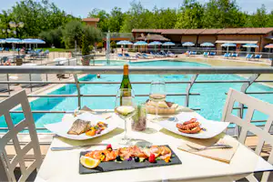 Camping Village Baia Azzurra - Terrasse des Restaurants mit Blick auf den Pool