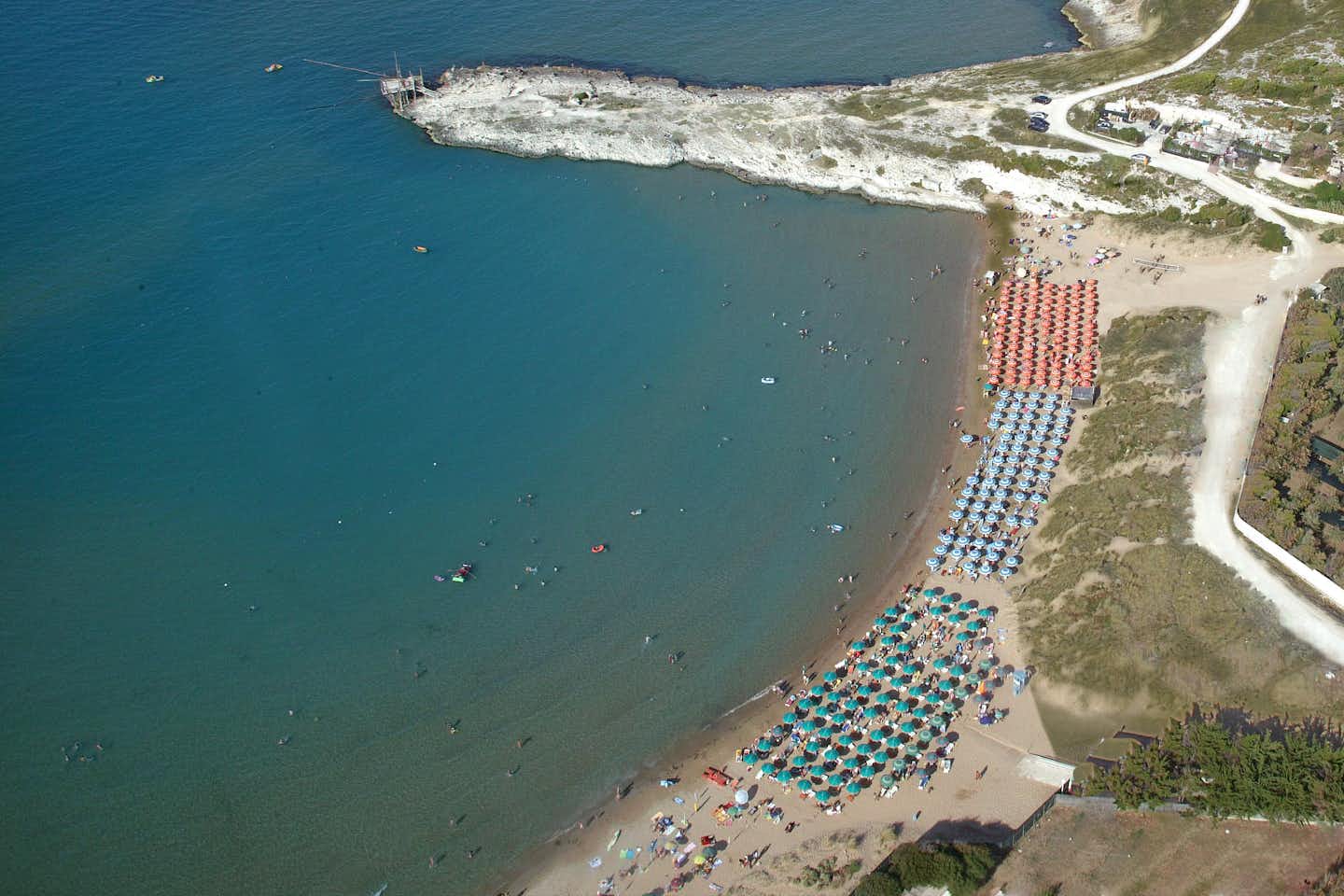 Camping Village Baia Falcone  -  Campingplatz am Mittelmeer aus der Vogelperspektive