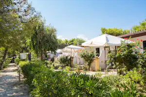 Camping Village Baia Falcone - Mobilheime vom Campingplatz im Grünen