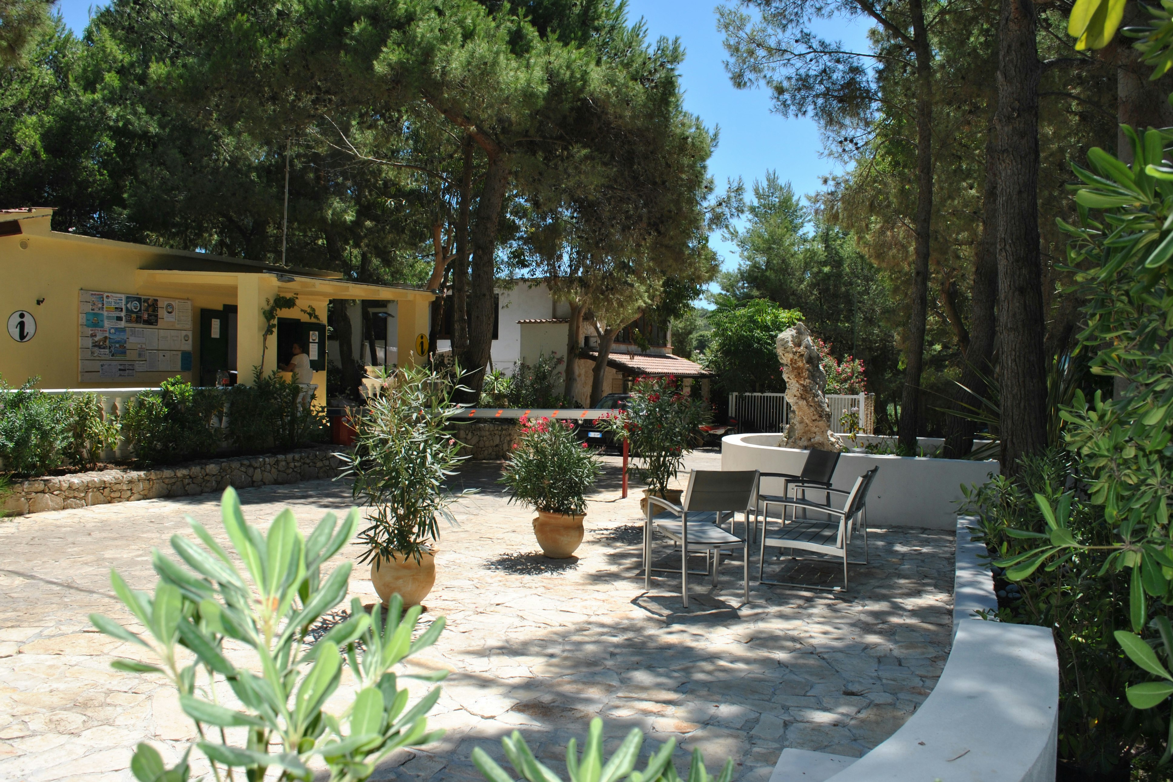 Camping Village Baia Falcone  -  Rezeption vom Campingplatz im Schatten von Bäumen