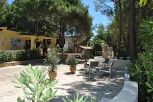 Camping Village Baia Falcone - Rezeption vom Campingplatz im Schatten von Bäumen